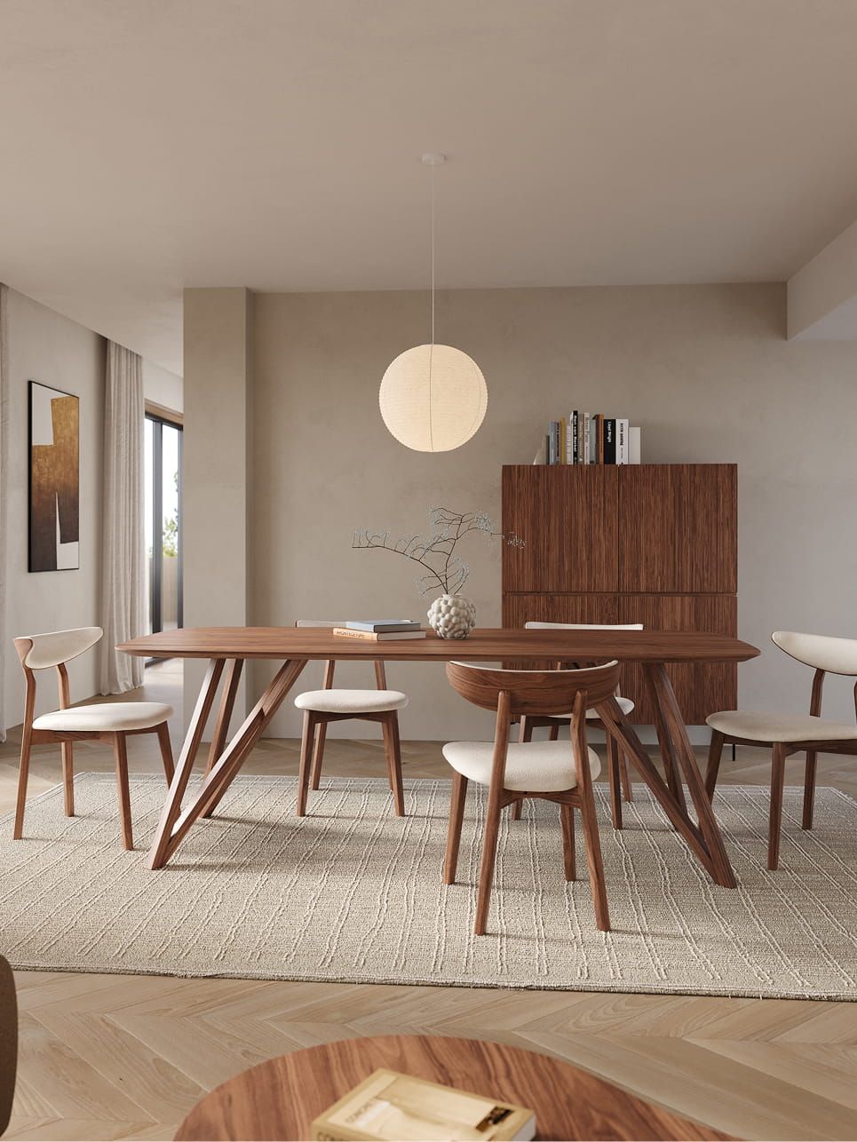 Armoire Grivolo en bois foncé derrière une table à manger en bois dans un intérieur moderne et chaleureux.