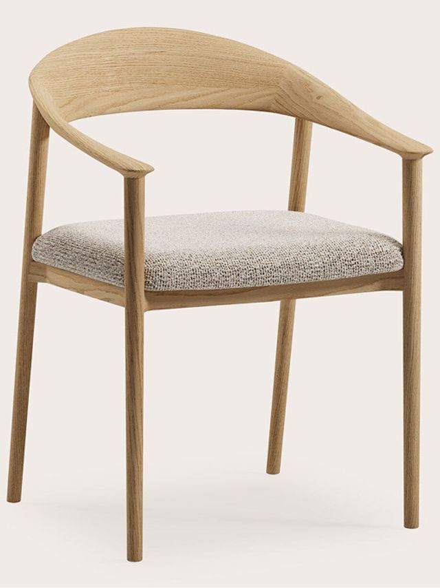 Houten stoel met gebogen rugleuning en armleuningen, lichte eiken afwerking en gestoffeerde zitting in beige stof.