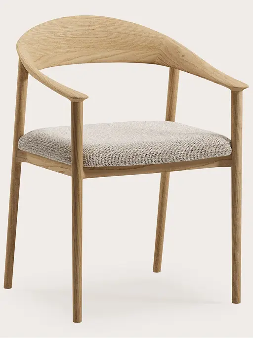 Houten stoel met gebogen rugleuning en armleuningen, lichte eiken afwerking en gestoffeerde zitting in beige stof.