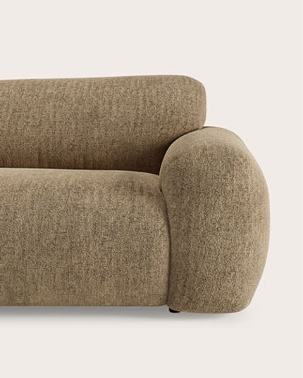 Modulaire hoekzetel in lichtbeige stof met chaise longue en zachte, afgeronde vormen.