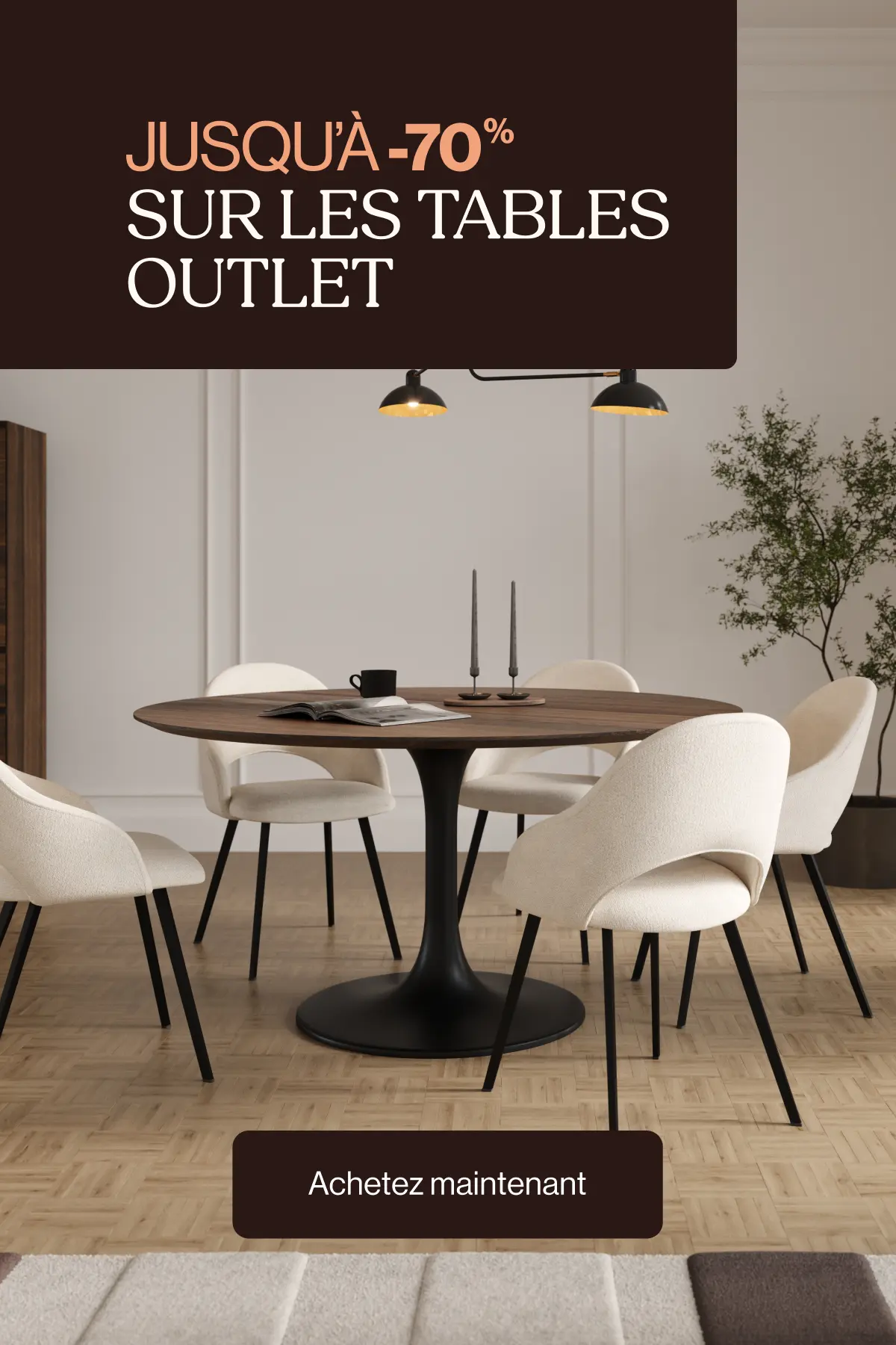 Table à manger ronde en bois foncé sur pied noir, entourée de cinq chaises crème, dans une pièce lumineuse et épurée.