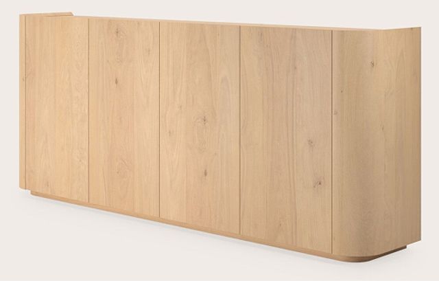 Armoire en bois avec plusieurs portes, coins arrondis et finition en chêne clair sur fond neutre.