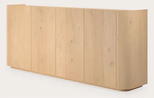 Armoire en bois avec plusieurs portes, coins arrondis et finition en chêne clair sur fond neutre.