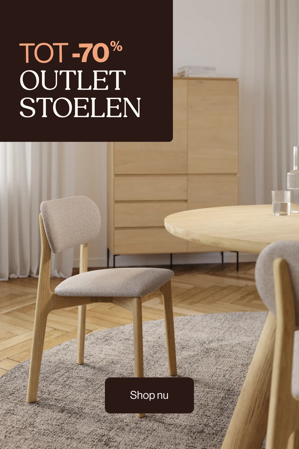 Eetkamerstoel met houten frame en beige stoffering naast ronde tafel; banner ‘Tot -70% outlet stoelen’.