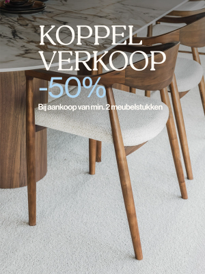 Eetkamer met houten stoelen met lichte bekleding en een tafel met keramisch blad, met tekst over 50% korting bij aankoop van minstens 2 meubelstukken.