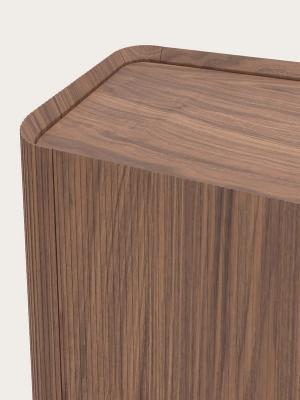 Close-up van de Grivato kast in donker hout, met afgeronde hoek en verticale latstructuur op de zijkant.