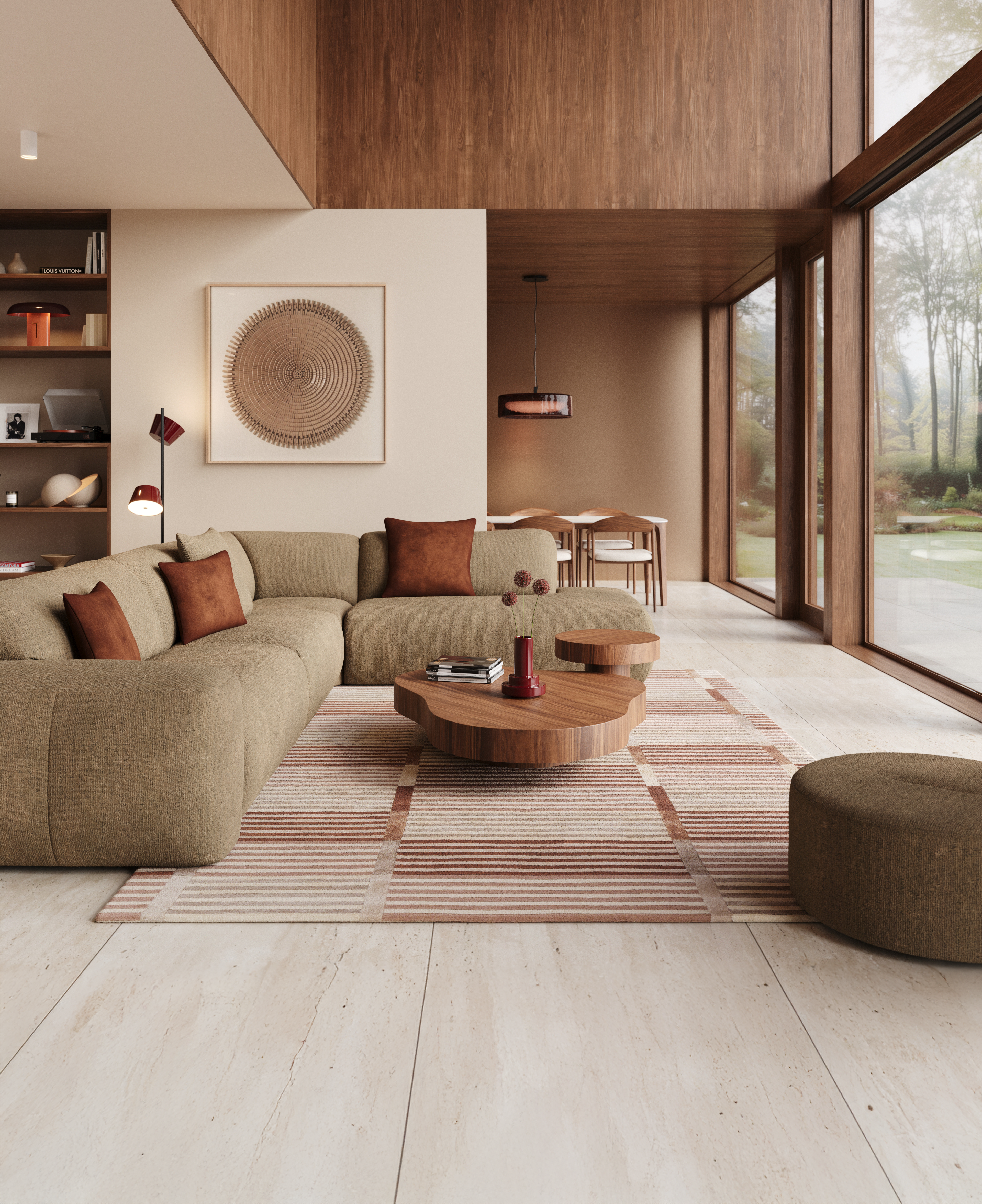 Salon beige avec canapé modulaire Sarpi, tables basses rondes en bois, tapis à rayures et grandes fenêtres donnant sur le jardin.
