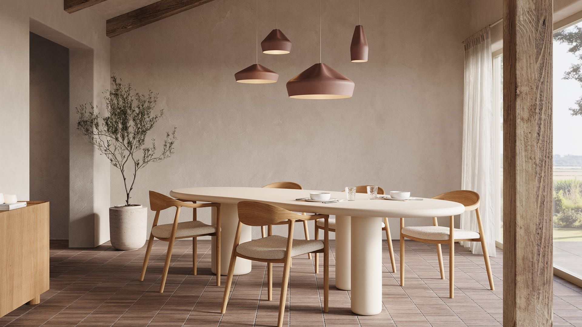Eetkamer met ovale tafel en Padua stoelen met lichte bekleding, onder houten balken en hanglampen in een warme, natuurlijke ruimte.