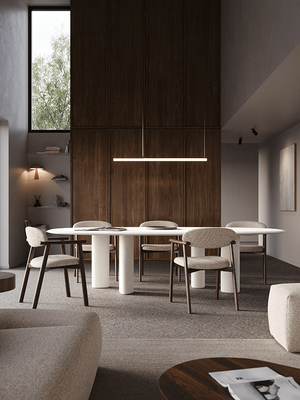 Volanto eettafel met gestoffeerde stoelen voor een hoge wandkast in donker hout.