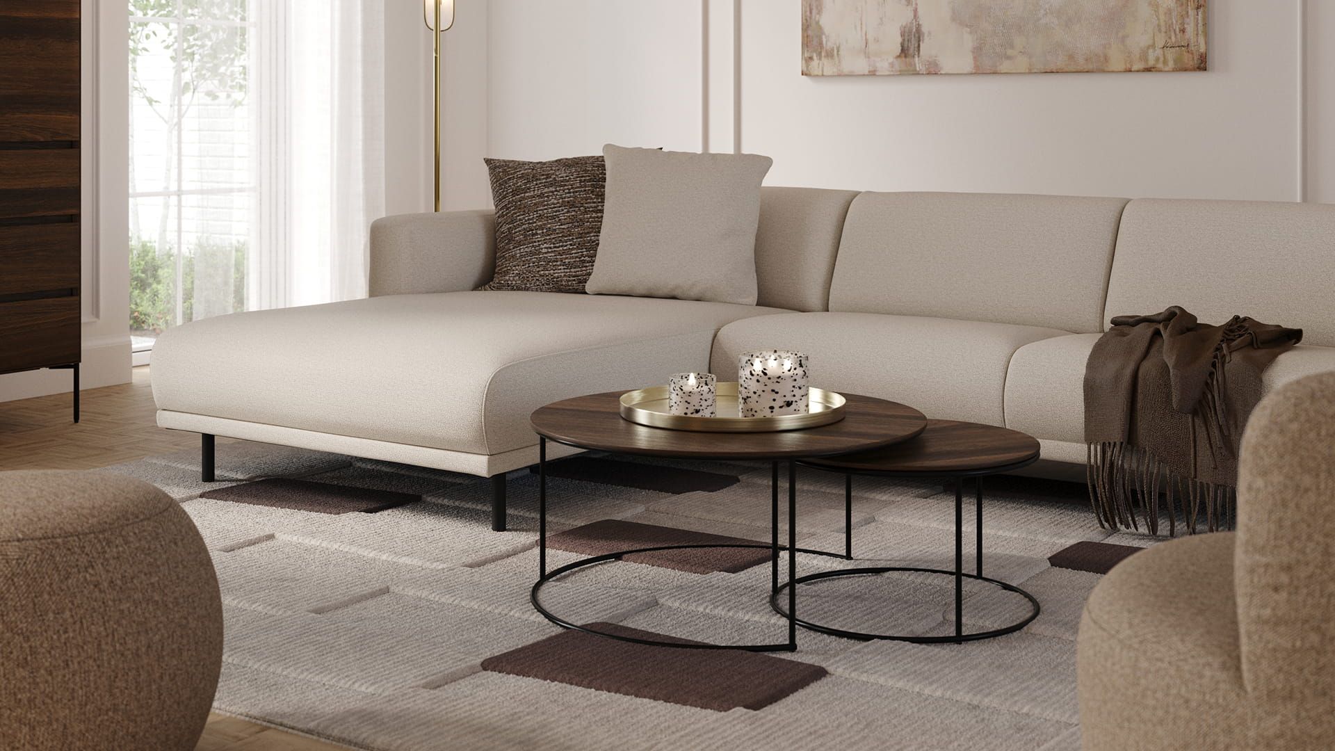 Interieur met lichtbeige hoekzetel, ronde salontafels en Ragusa tapijt met geometrisch patroon in neutrale tinten.