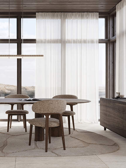 Volanto eettafel met gestoffeerde stoelen en houten dressoir in een lichte eetkamer met grote ramen.