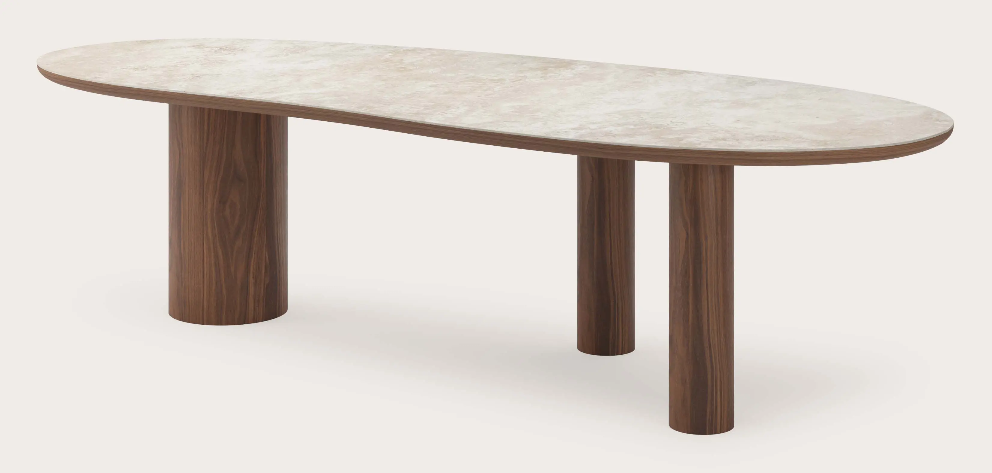 Ovale eettafel met licht tafelblad en drie cilindervormige houten poten op lichte achtergrond.