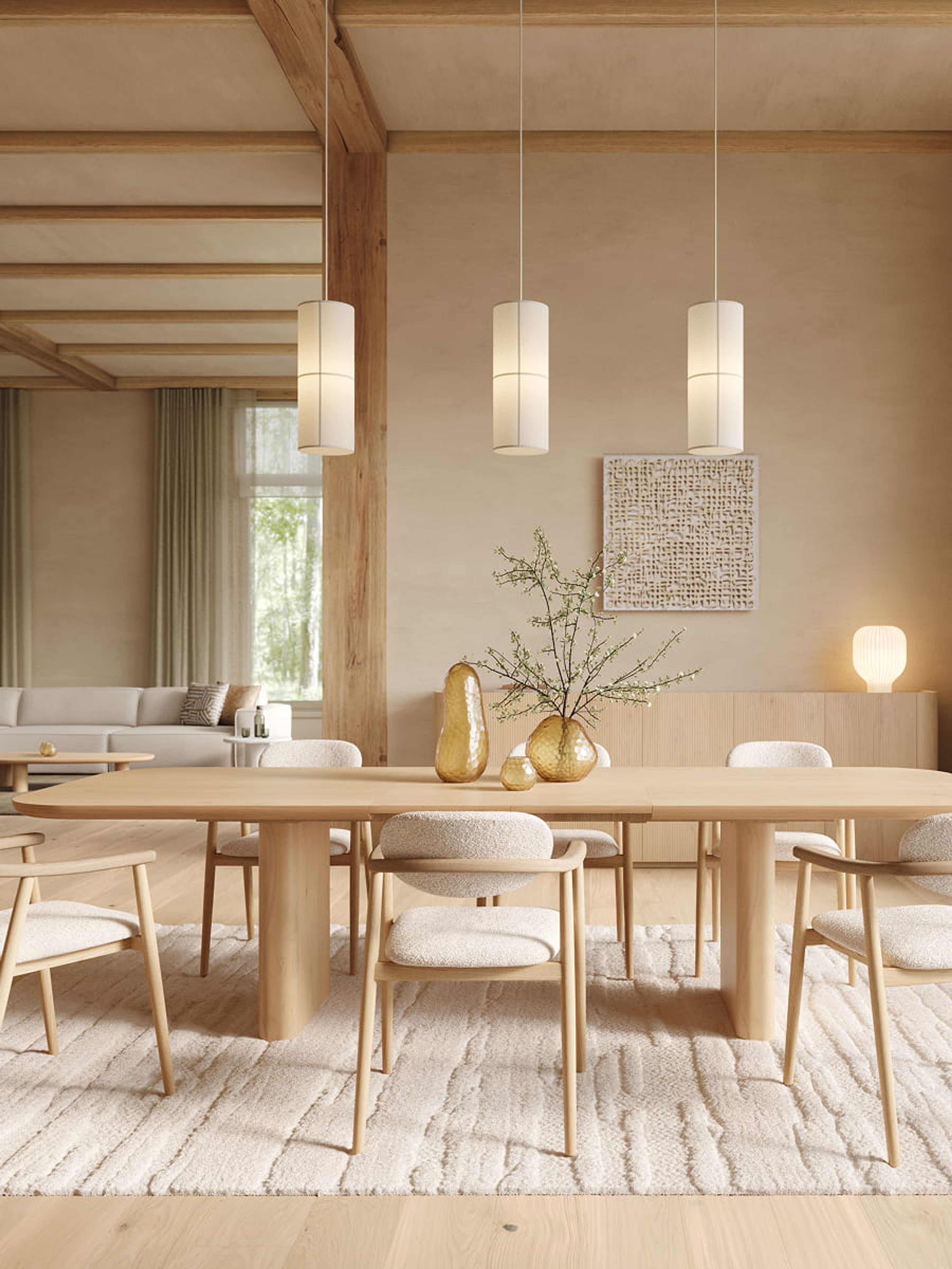 Lichte eetkamer met houten tafel en Tivoli stoelen met zachte bekleding, geplaatst op een crèmekleurig tapijt in een warm, natuurlijk interieur.