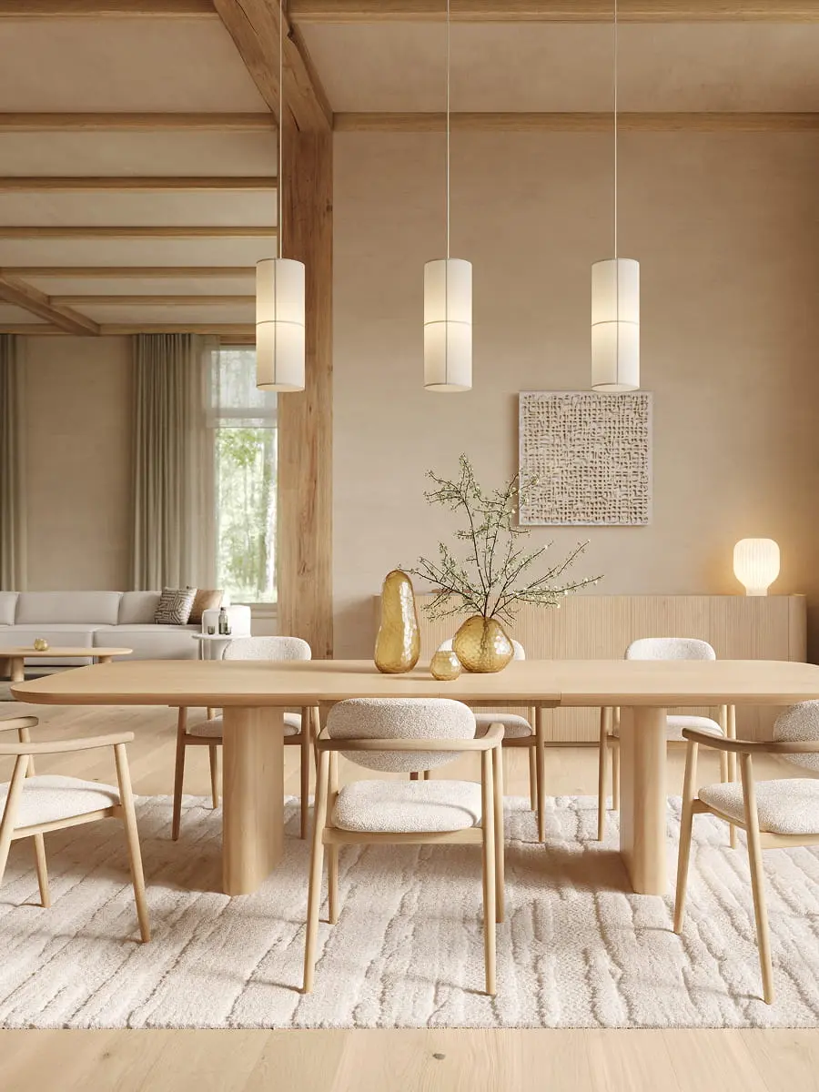 Salle à manger lumineuse avec table en bois et chaises Tivoli au revêtement doux, posées sur un tapis crème dans un intérieur naturel et chaleureux.