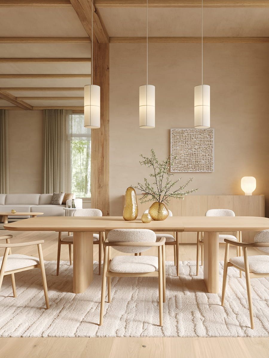 Lichte eetkamer met houten tafel en Tivoli stoelen met zachte bekleding, geplaatst op een crèmekleurig tapijt in een warm, natuurlijk interieur.