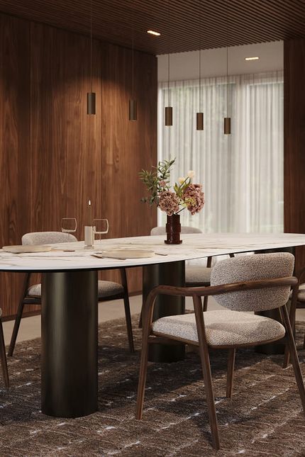 Eetkamer met een ovale eettafel, gestoffeerde stoelen en warme houten accenten.