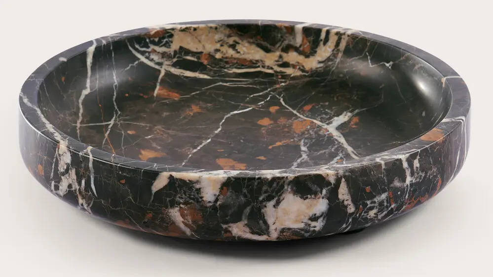 Ronde decoratieve schaal in donkerbruin marmerlook met witte aders en roestkleurige nuances.