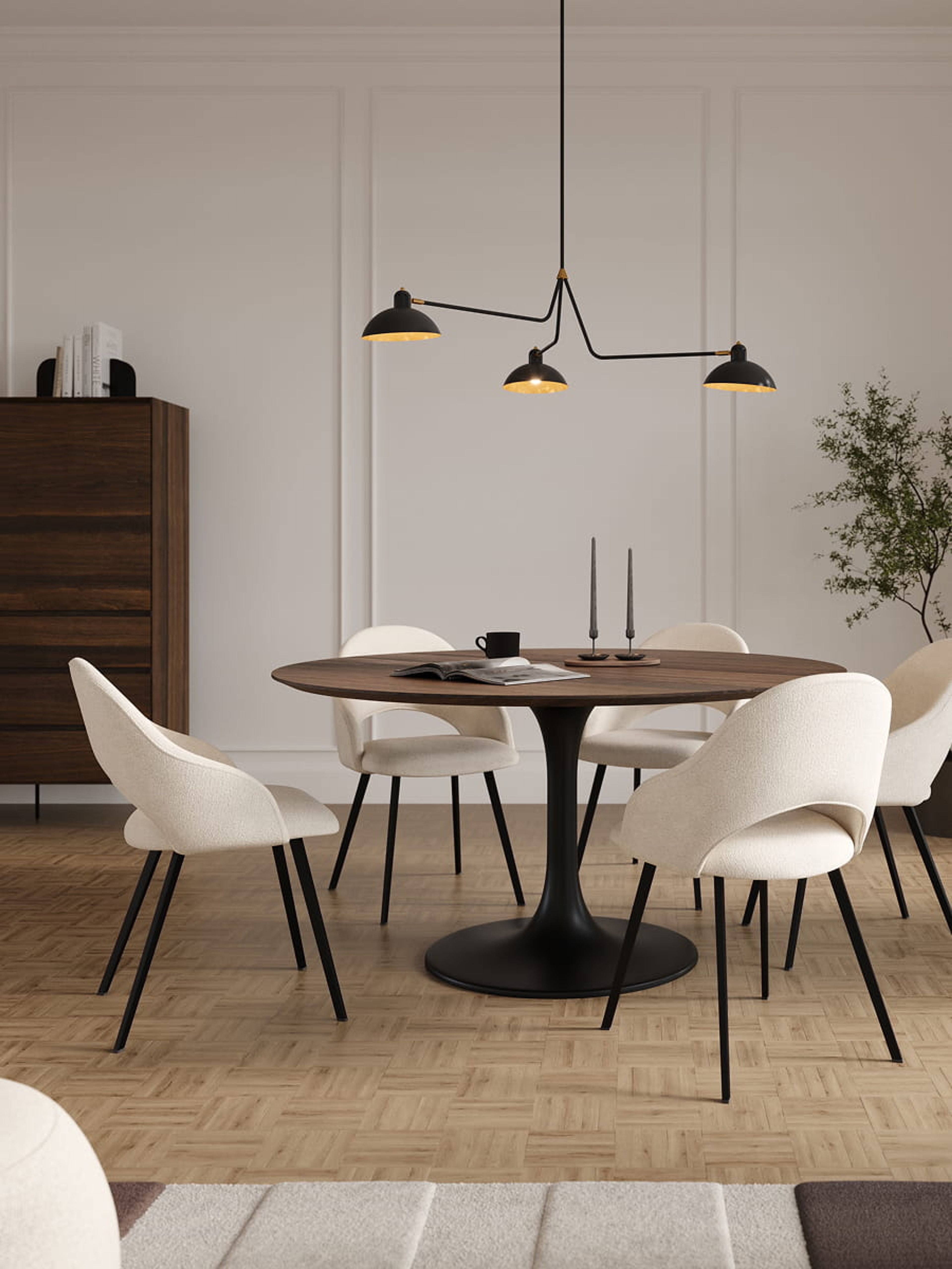 Eethoek met ronde houten tafel en vier Grado stoelen met lichtbeklede zitting en zwarte poten, onder een zwarte hanglamp.
