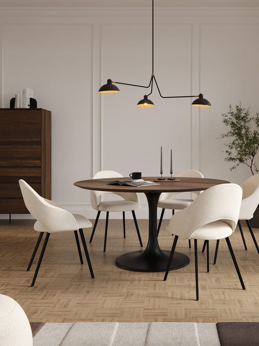 Eethoek met ronde houten tafel en vier Grado stoelen met lichtbeklede zitting en zwarte poten, onder een zwarte hanglamp.