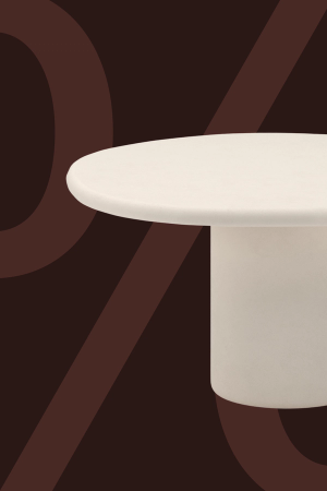 Ronde witte tafel met zachte rand op een donkere promotionele achtergrond met kortingsgrafiek.