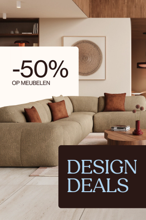 Woonkamer met beige modulaire zetel, houten salontafels en poef, met de actie “Design Deals -50% op meubelen”.