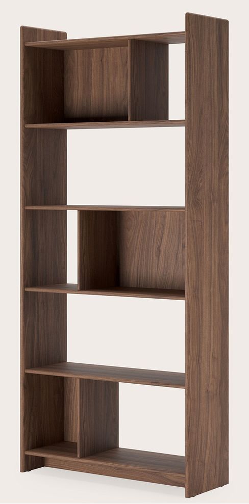 Open houten kast met asymmetrische vakken en meerdere legplanken in donker hout op neutrale achtergrond.