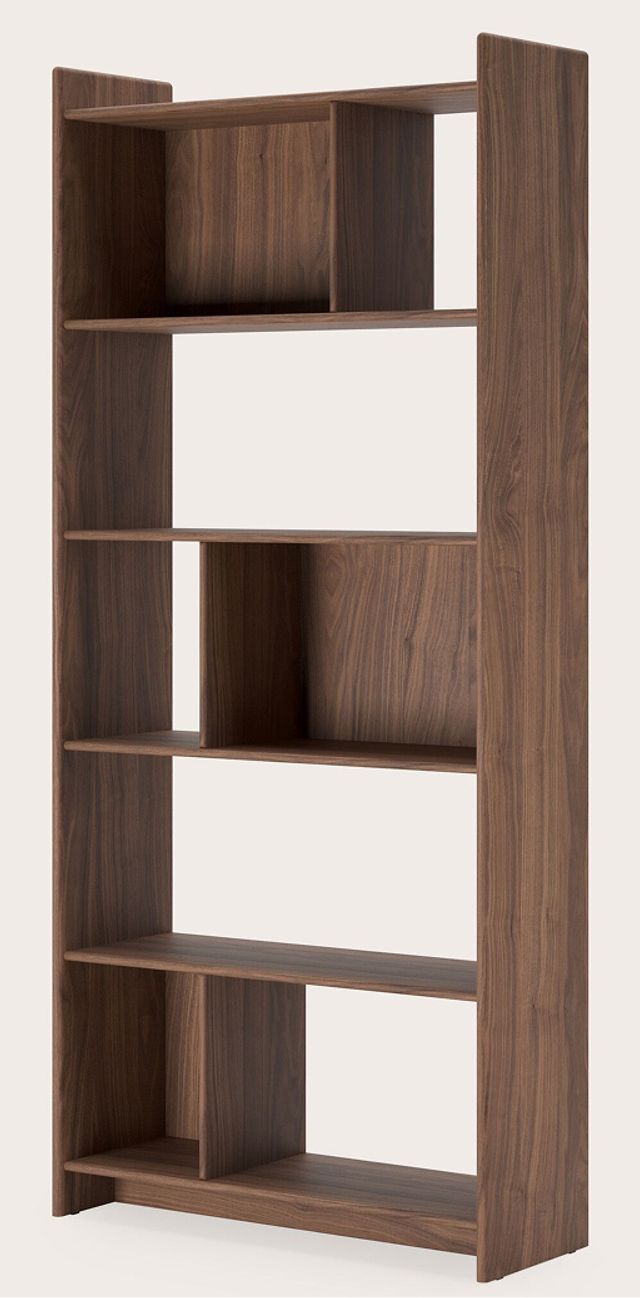 Étagère ouverte en bois avec compartiments asymétriques et plusieurs étagères en bois foncé sur fond neutre.