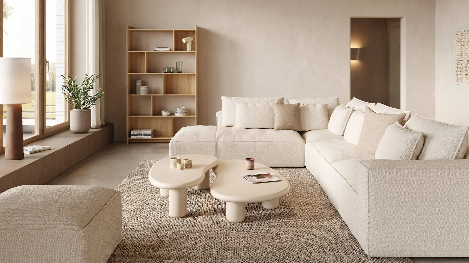 Salon Japandi lumineux avec un grand canapé d'angle, des tables basses organiques sur un tapis naturel et une étagère en bois ouverte à côté de la fenêtre.