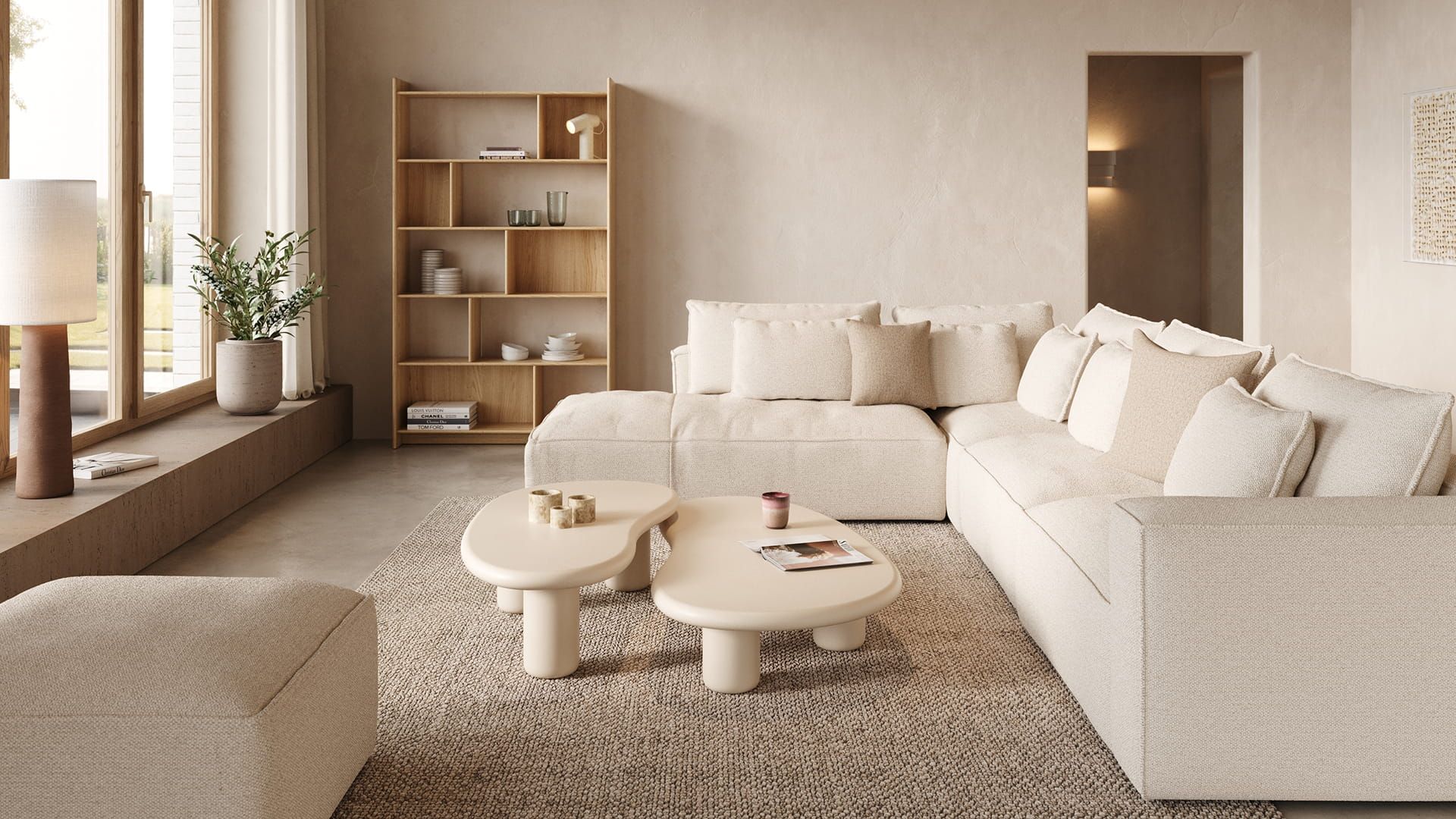 Lichte japandi woonkamer met royale hoekzetel, organische salontafels op een naturel tapijt en open houten rek naast het raam.