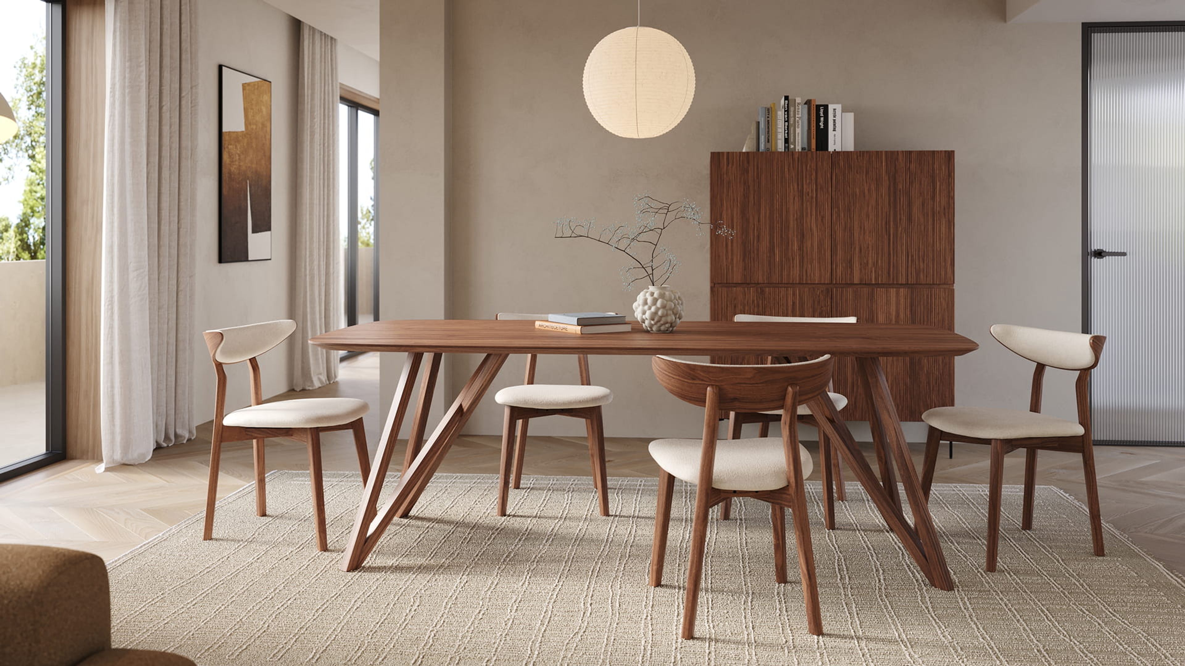 Lange houten eettafel met vijf lichtbeklede stoelen in een rustige eetkamer met ronde hanglamp en dressoir.