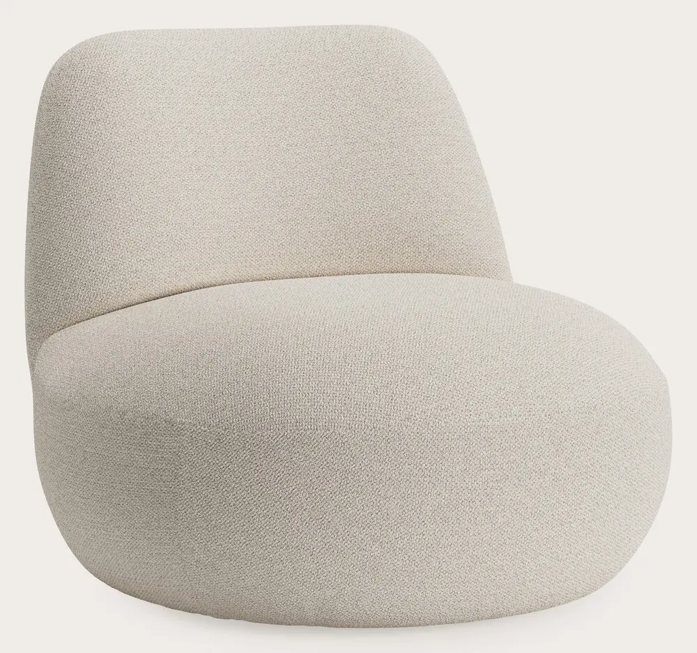 Licht beige fauteuil met een zachte, organische vorm, ideaal voor een moderne en comfortabele zithoek.