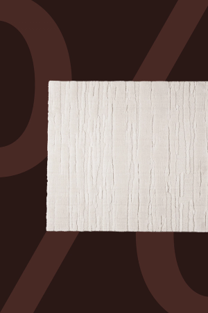 Packshot d'un tapis rectangulaire de couleur écru, avec un motif discret de lignes verticales, présenté sur un fond brun foncé.
