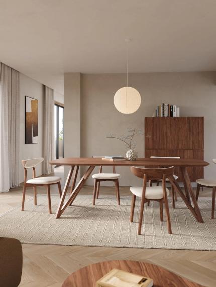 Table à manger longue en bois avec cinq chaises à assise claire, dans une salle à manger apaisante avec suspension ronde et buffet.