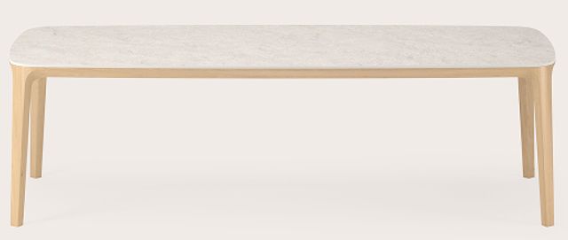 Table de salle à manger rectangulaire avec plateau clair et pieds fins en bois sur fond clair.