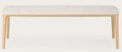 Table de salle à manger rectangulaire avec plateau clair et pieds fins en bois sur fond clair.
