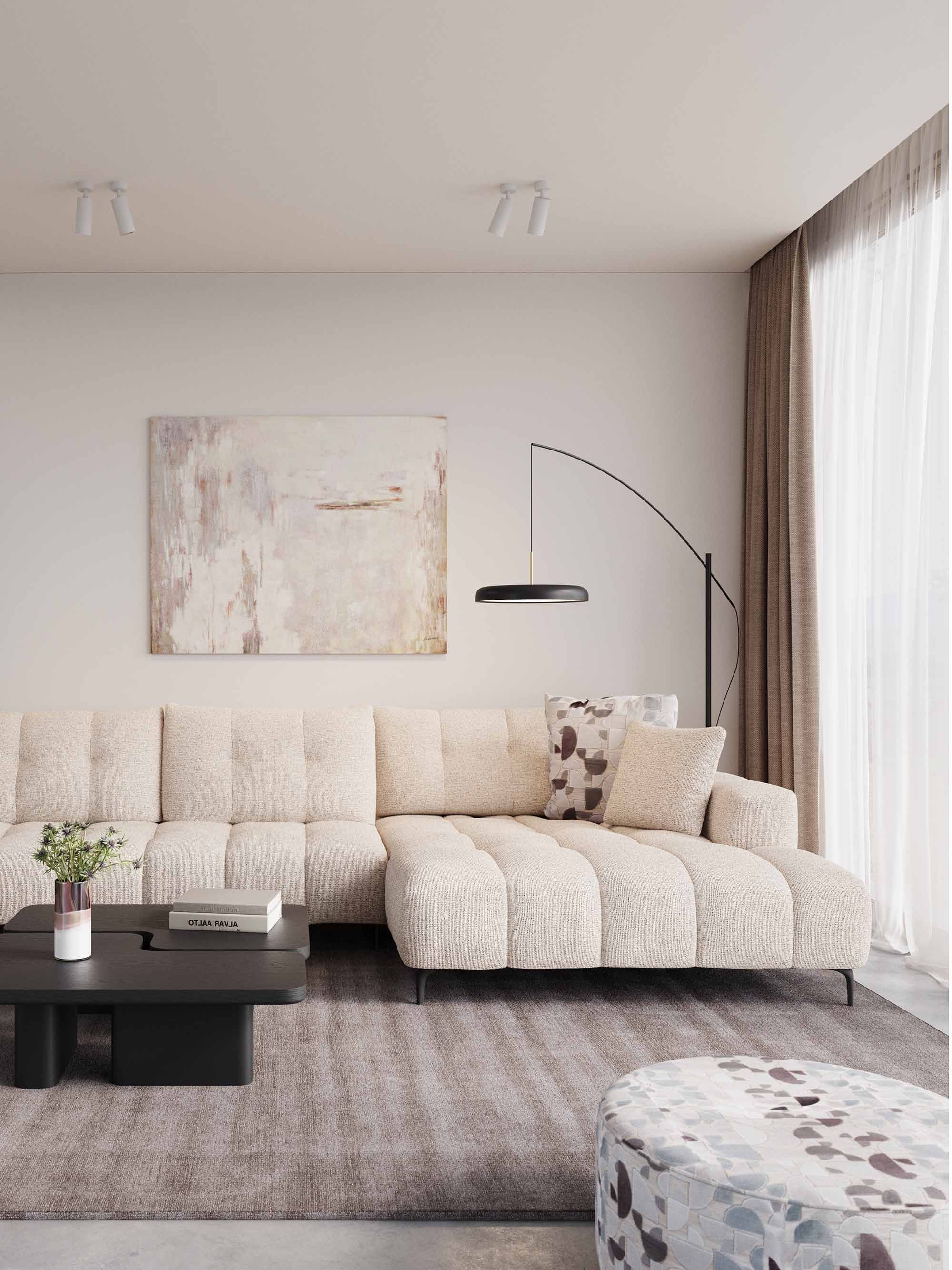 Canapé modulaire en tissu beige dans un salon moderne, avec tables basses noires, lampadaire arqué et grande fenêtre voilée.