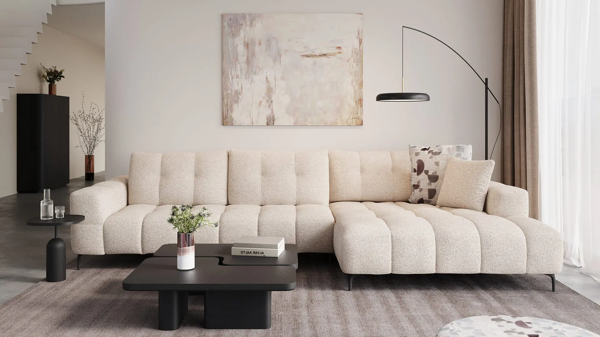 Canapé d’angle Campo beige avec assise profonde dans un salon moderne avec table basse noire, lampadaire et tons neutres.