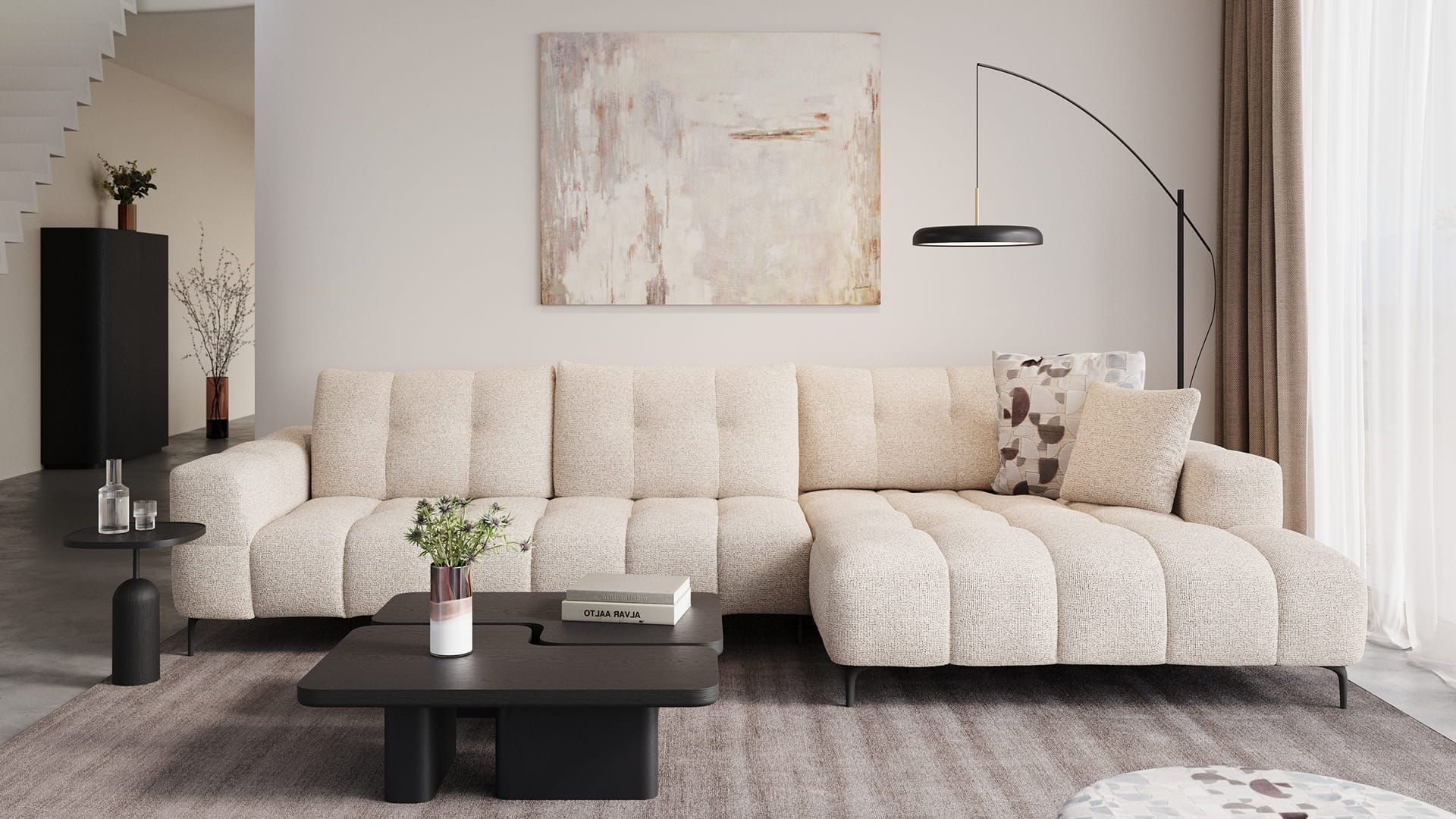 Canapé d’angle Campo beige avec assise profonde dans un salon moderne avec table basse noire, lampadaire et tons neutres.