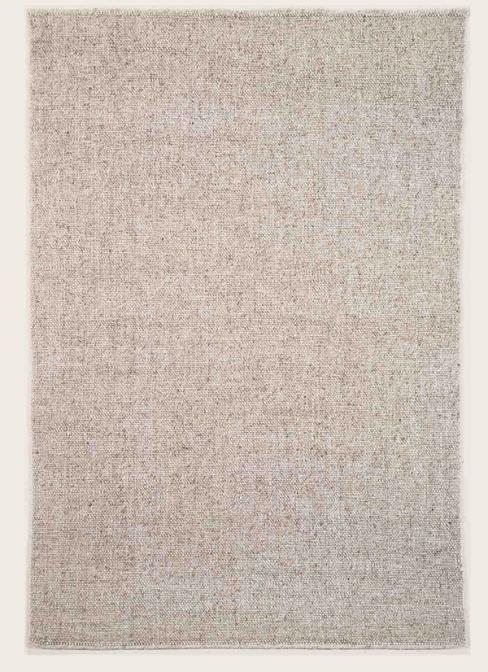 Tapis rectangulaire beige et marron avec un motif subtil, posé sur un fond clair.