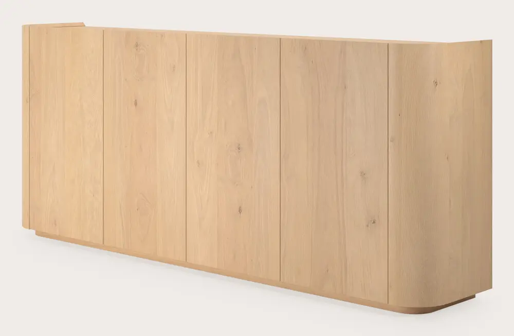 Armoire en bois avec plusieurs portes, coins arrondis et finition en chêne clair sur fond neutre.