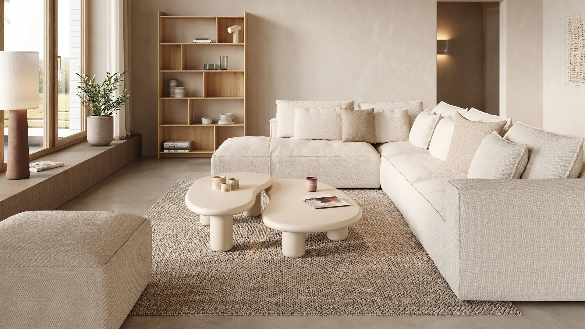 Canapé d’angle beige dans un salon apaisant avec poutres en bois, étagère ouverte et tables basses organiques sur tapis neutre.