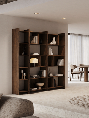 Donkerhouten Librato boekenkast met open vakken en decoratieve accessoires in een modern interieur.