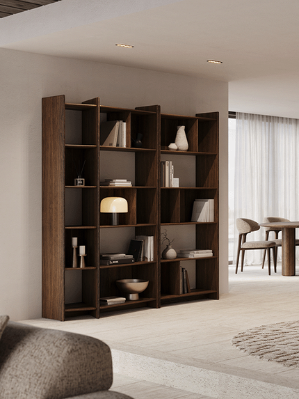 Donkerhouten Librato boekenkast met open vakken en decoratieve accessoires in een modern interieur.