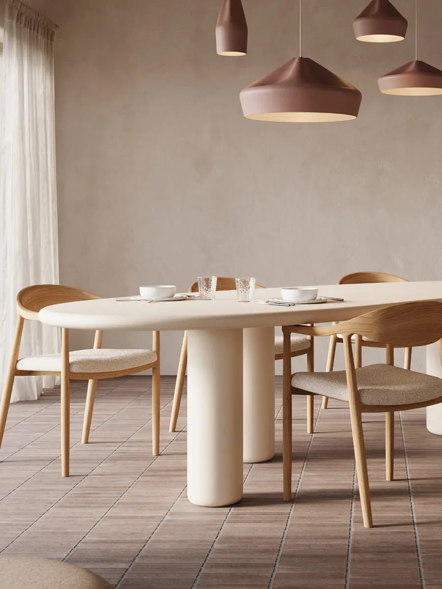 Rustige eetkamer met lange ovale tafel, houten stoelen en hanglampen, met balkenplafond, grote ramen en lichte houten kast.