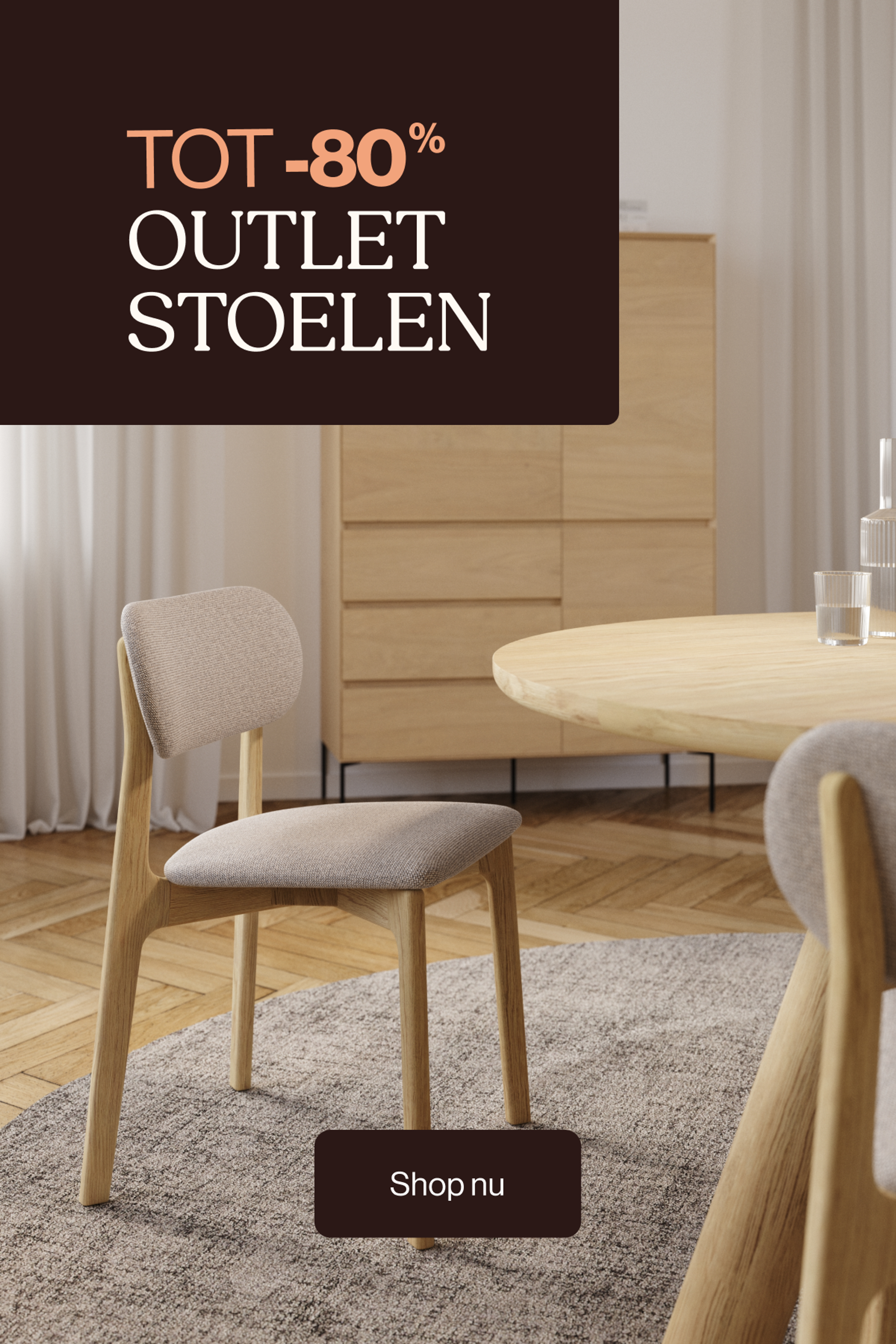 Eetkamerstoel met houten frame en beige stoffering naast ronde tafel; banner ‘Tot -70% outlet stoelen’.