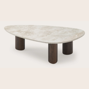 Organische salontafel met licht gemêleerd blad en vier ronde poten in donker hout.