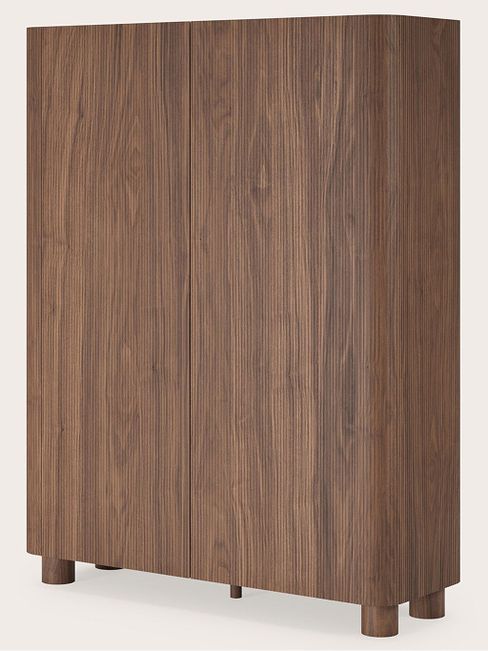 Hoge houten kast met verticale ribbelstructuur, meerdere deuren en ronde houten poten op neutrale achtergrond.