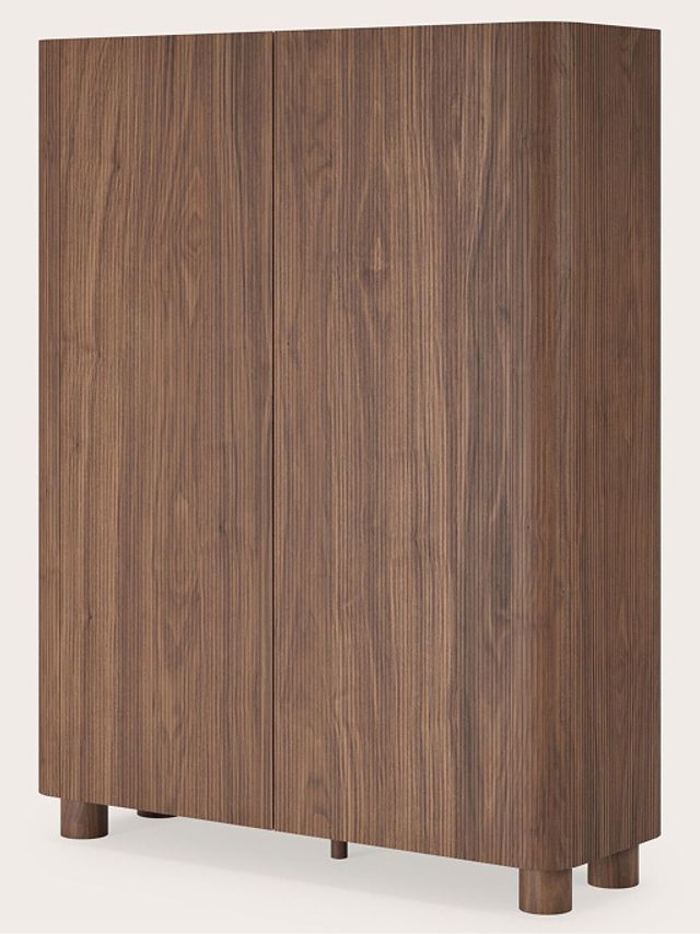 Armoire haute en bois avec structure rainurée verticale, plusieurs portes et pieds ronds en bois sur fond neutre.