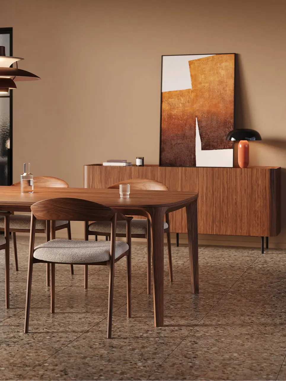 Curvo eettafel in donker hout met afgeronde hoeken en slanke poten, in een warme eetkamer met houten dressoir en kunstwerk.