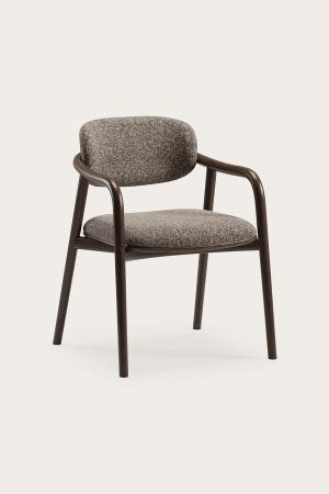 Houten armstoel met afgerond frame en bruin gestoffeerde zitting en rugleuning tegen een neutrale achtergrond.